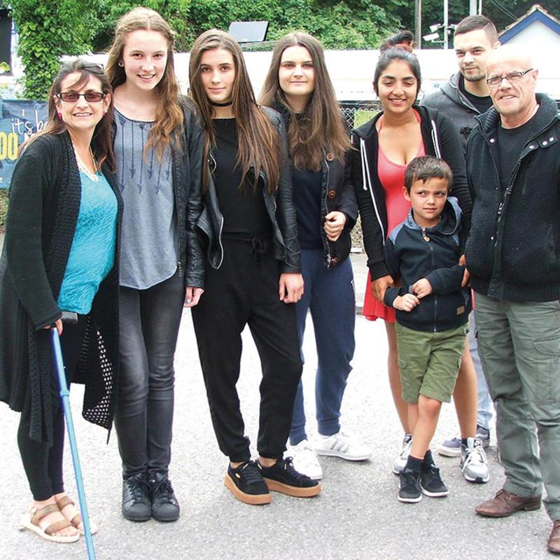 Teilnehmer des Kindersprachkurses Englisch machen ein Gruppenfoto