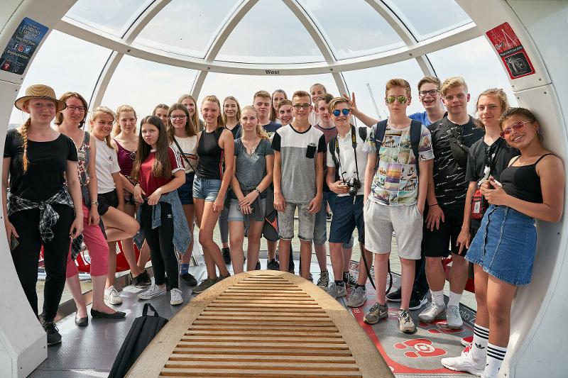 Teilnehmende der Sprachreise England für Schüler günstig fahren mit dem bekannten Riesenrad