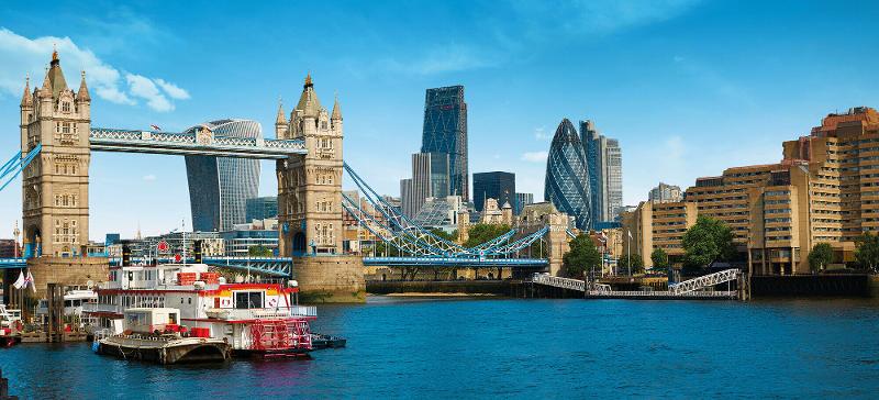 London liegt hinter der Themse mit all seinen Sehenswürdigkeiten, die ihr auf Sprachreise England erkunden könnt