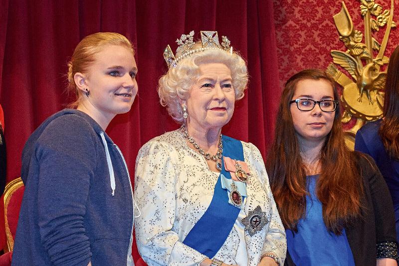 Teilnehmer des Kindersprachkurses Englisch sind bei der Queen