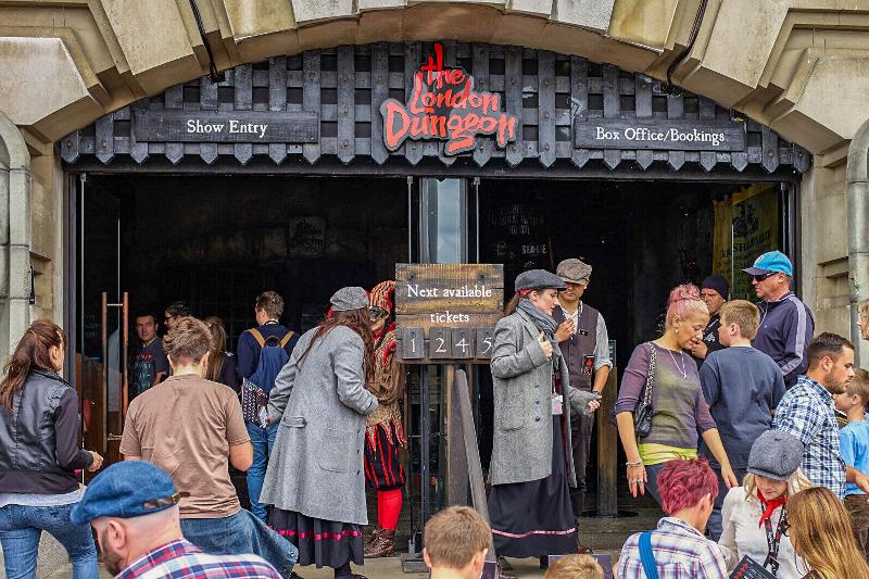 In der Sprachreise London Schüler gehen Teilnehmer in den London Dungeon
