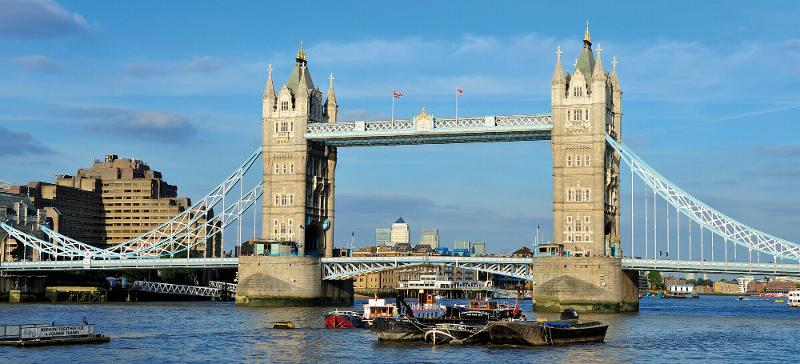 In der Sprachreise nach London für Schüler geht man zur Tower Bridge