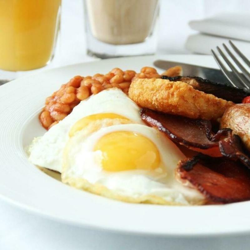 Zum Frühstück gibt es auf Jugendreise London Spiegelei, Bacon und Bohnen