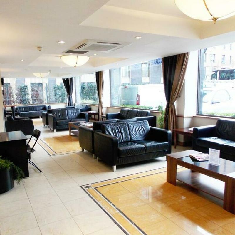 Die Hotellounge der Jugendreise verfügt über einige Sitzmöglichkeiten