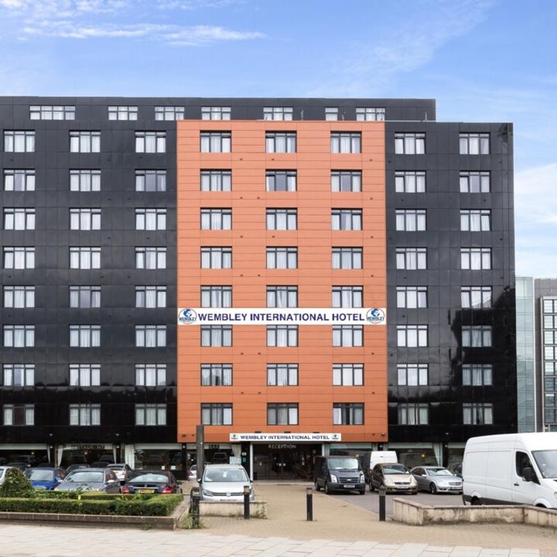 Das Hotel der Jugendreise hat einen Parkplatz vor dem Eingang