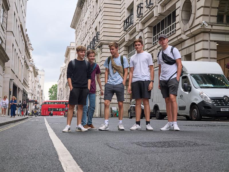 Jugendliche laufen auf Sprachreise London über eine Straße