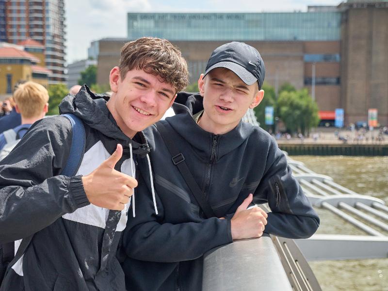 Freunde zeigen auf der Sprachreise nach London Daumen hoch