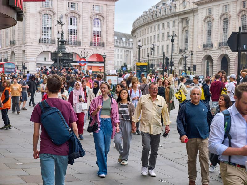 Menschen laufen während Schülersprachreise London durch die Straßen