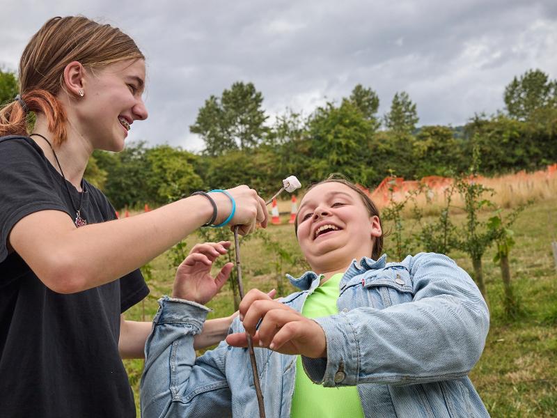 Zwei Mädchen spielen mit Marshmallows während einer Sprachreise London 1 Woche