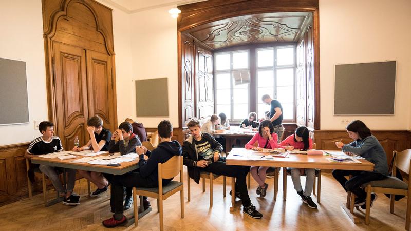Im Englisch Camp Rheinland Pfalz lernen Kinder am Tisch