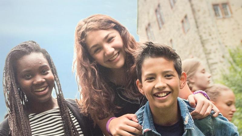 Teilnehmer eines Kindersprachkurses Englisch mögen sich