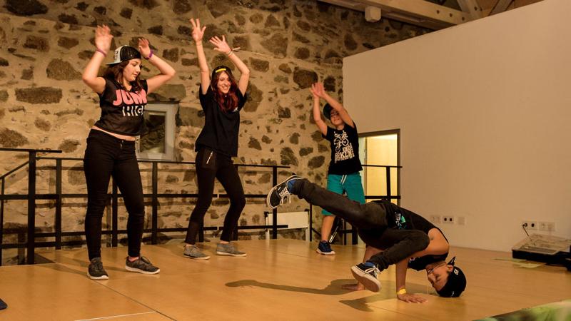 Teilnehmer eines Kindersprachkurses Englisch tanzen Breakdance