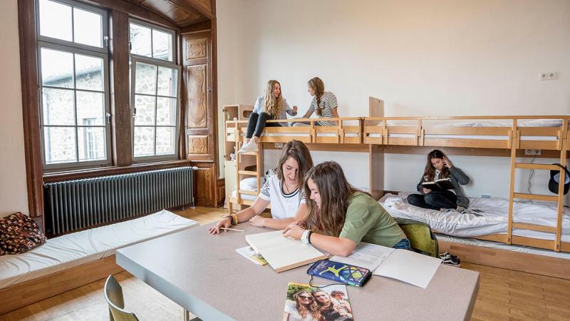 Teilnehmer eines Kindersprachkurses Englisch im Zimmer