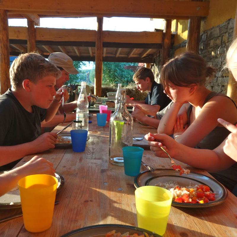 Kinder einer Ferienfreizeit Hannover essen zusammen