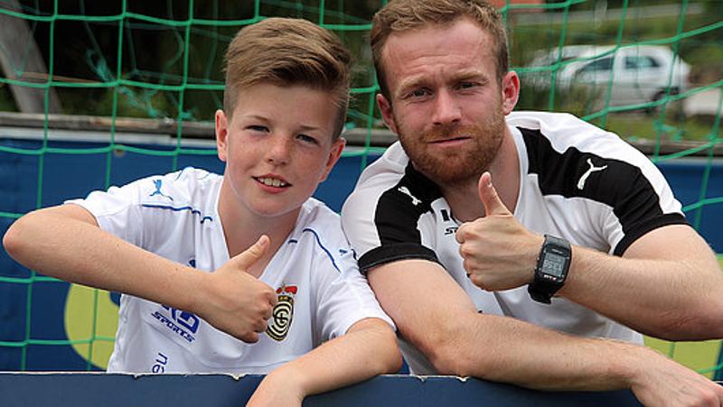 Teilnehmer einer Fußball-Schule Ferien zeigen Daumen