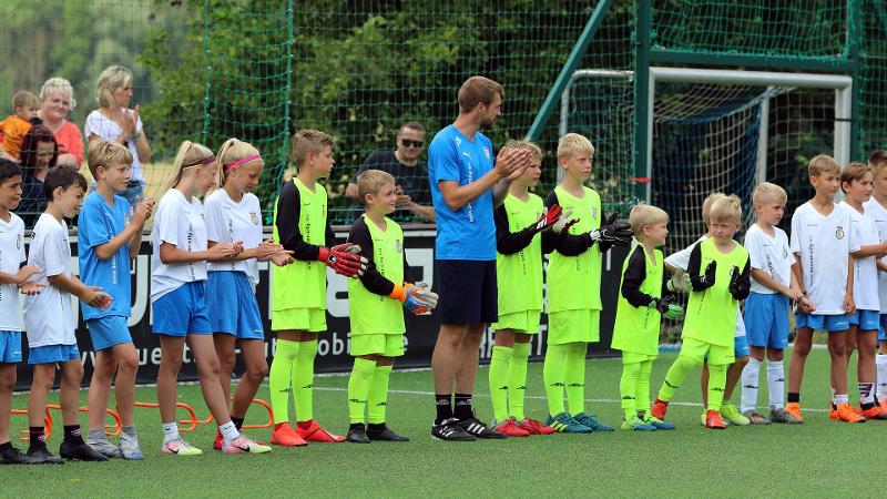 Teilnehmer einer Fußball-Schule Ferien stehen in einer Reihe