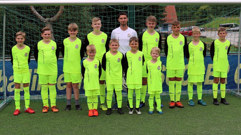 Jungs einer Fußball-Schule Ferien machen ein Mannschaftsfoto