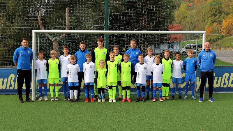 Das Team einer Fußball-Schule Ferien macht ein Gruppenfoto
