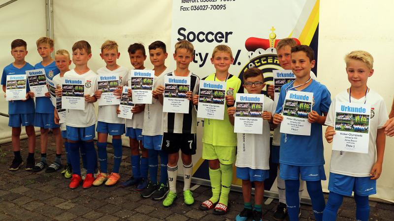 Kinder einer Fußball-Schule Ferien halten Urkunden