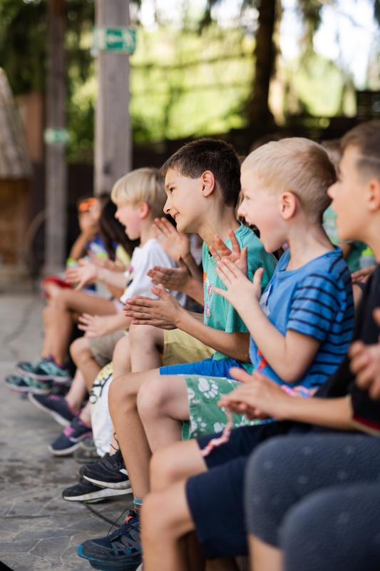 Die Kinder des Osterferienprogramms klatschen