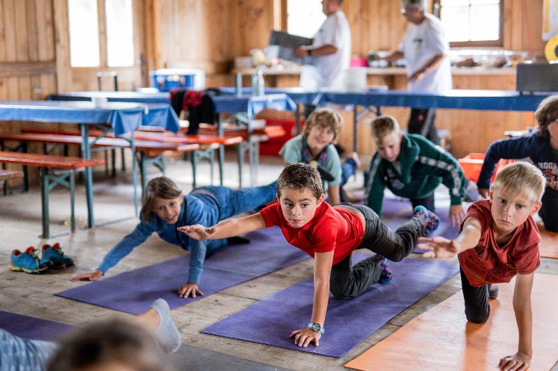 Die Kinder des Osterferienprogramms machen einen Sportkurs gemeinsam
