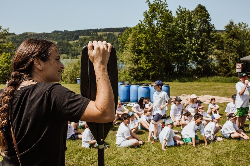 Die Kinder des Osterferienprogramms bereiten sich aufs Rudern vor