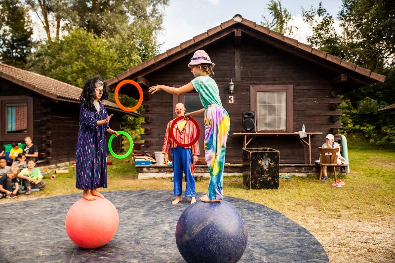 Bei dem Osterferienprogramm lernen Kinder Akrobatik Kunststücke