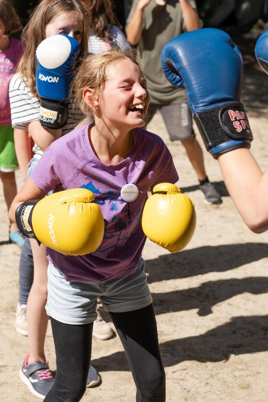 Ein Teilnehmer eines Ferienangebot Bayern mit Boxhandschuhen