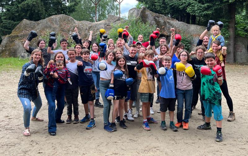 Eine Gruppe von Kindern mit Boxhandschuhen im Ferienangebot Bayern