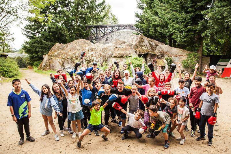 Kinder posieren für ein Gruppenfoto im Ferienangebot Bayern
