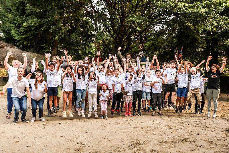 Kinder des Empower-Summer-Camps jubeln gemeinsam