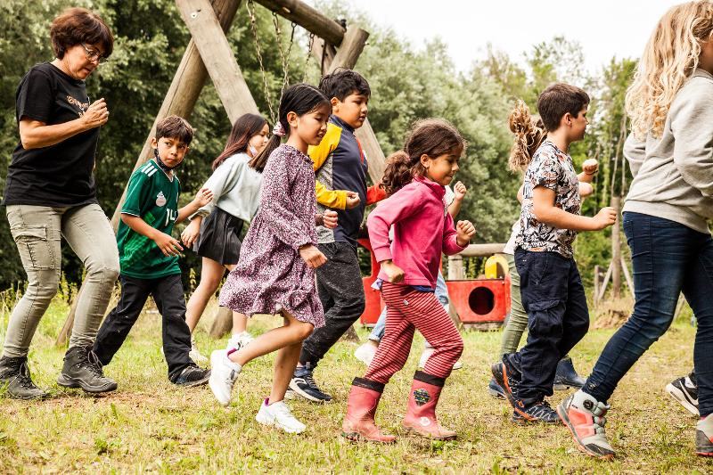 Kinder im Ferienangebot Bayern spielen draußen