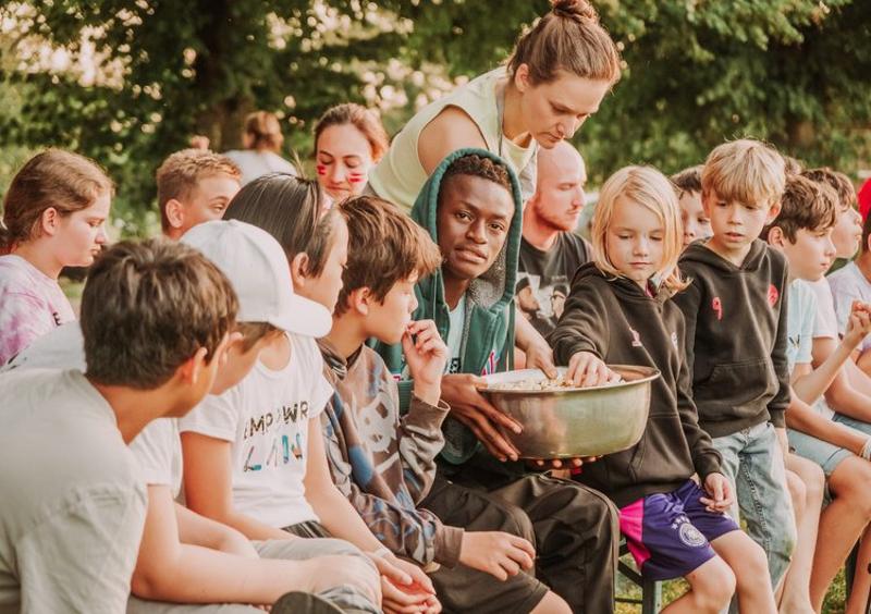 Kinder gehen im Ferienangebot Bayern in einer Reihe