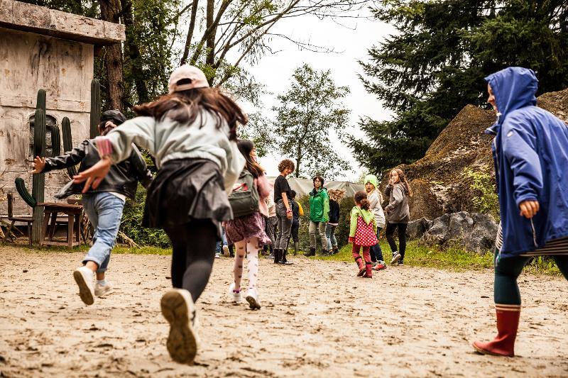 Kinder spielen im Ferienangebot Bayern draußen