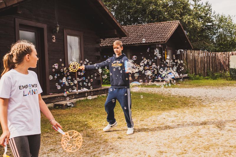 Ein Teilnehmer spielt im Ferienangebot Bayern mit Seifenblasen