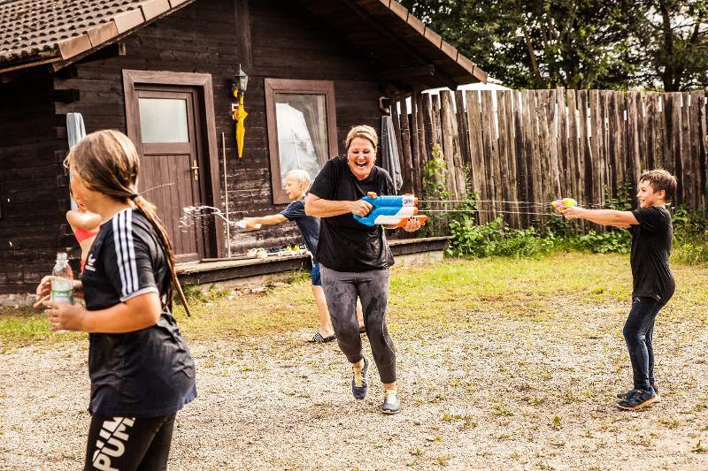 Teilnehmer eines Ferienangebot Bayern lachen gemeinsam