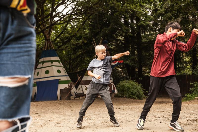 Kinder machen im Ferienangebot Bayern Sportübungen
