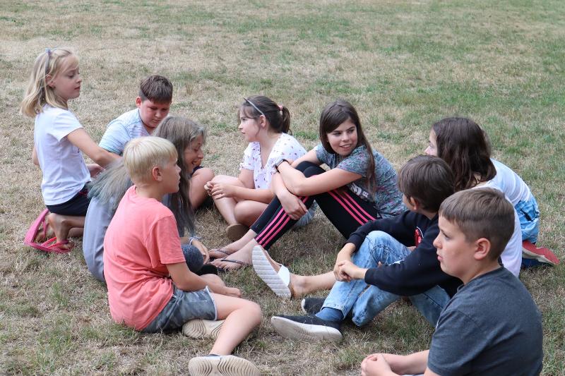 Teilnehmer eines Kinderferienlagers Rheinland Pfalz spielen in einer Gruppe