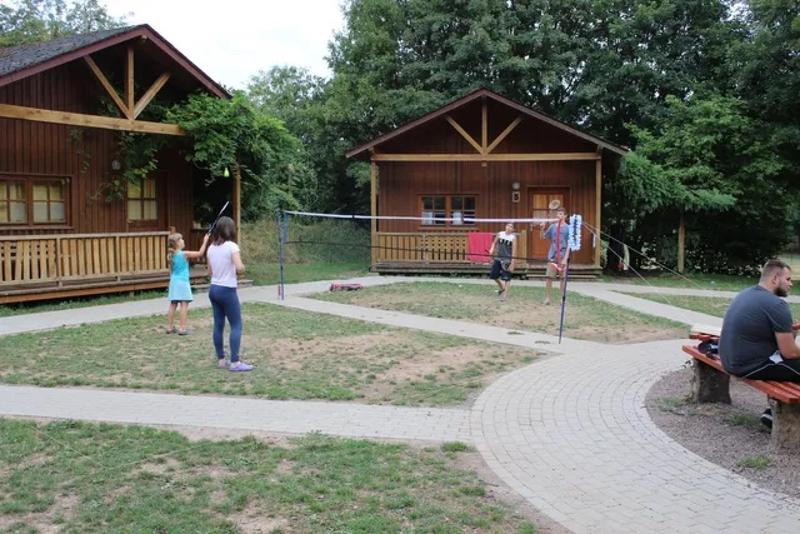 Teilnehmer eines Kinderferienlagers Rheinland Pfalz spielen Badminton