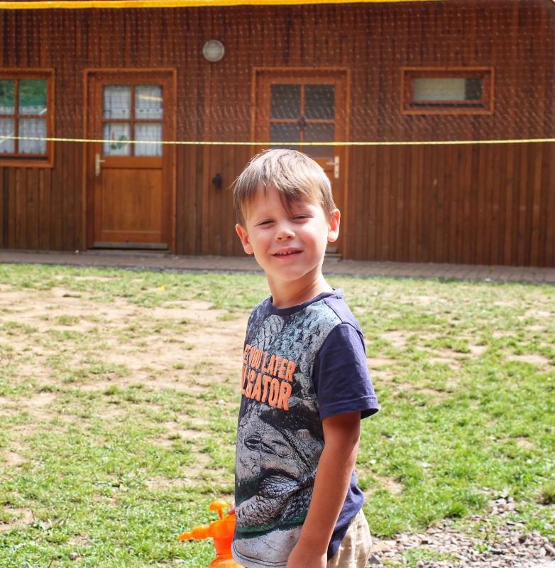 Ein Junge eines Kinderferienlagers Rheinland Pfalz steht in der Sonne