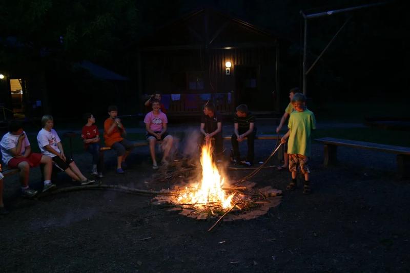 Kinder eines Handball Camps machen ein Lagerfeuer