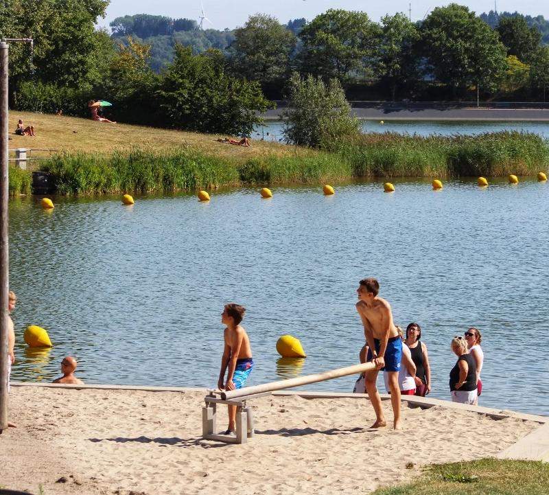 Kinder eines Handball Camps spielen am See