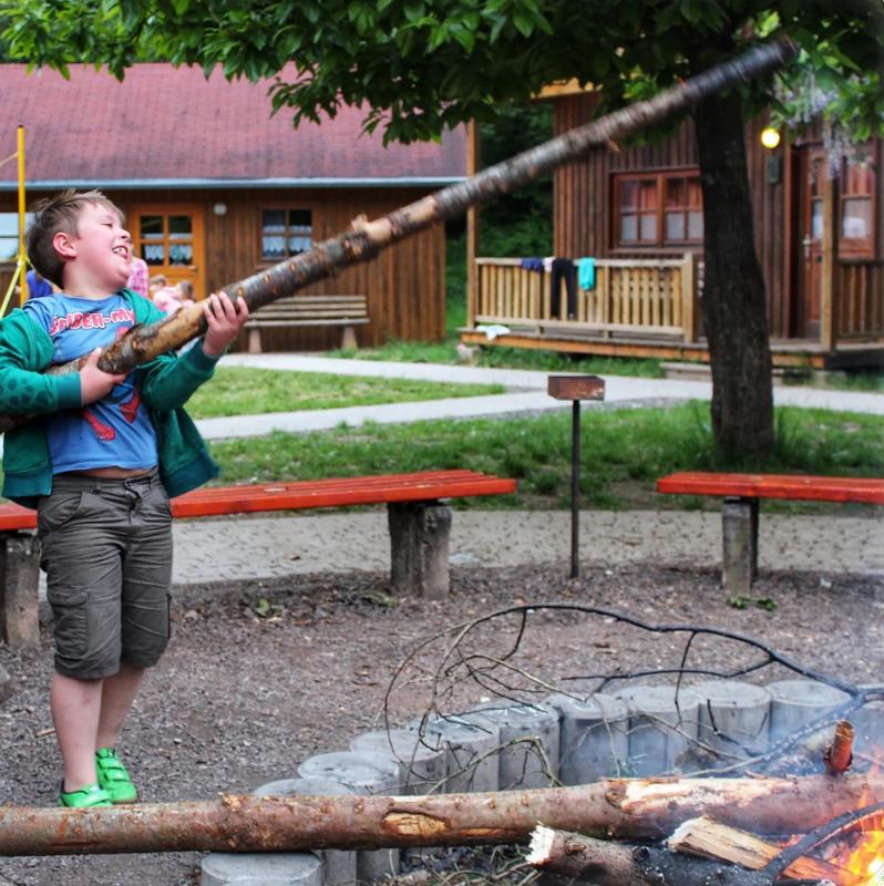 Ein Junge eines Handball Camps steht am Lagerfeuer