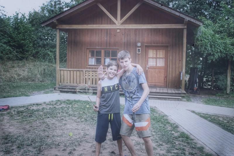 Zwei Jungs eines Handball Camps spielen Batminton
