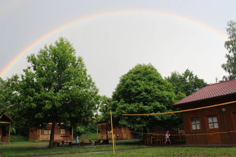 Ein Regenbogen scheint über einem Handball Camp