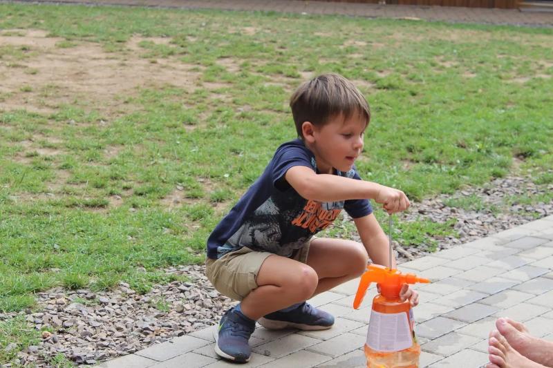 Ein Junge eines Handball Camps spielt mit einer Wasserpistole