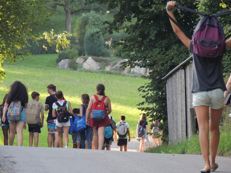 Teilnehmer eines Tanz-Feriencamp machen eine Wanderung