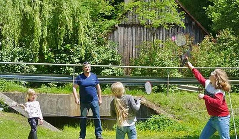 Kinder der Reiterferien für Kinder spielen Badminton