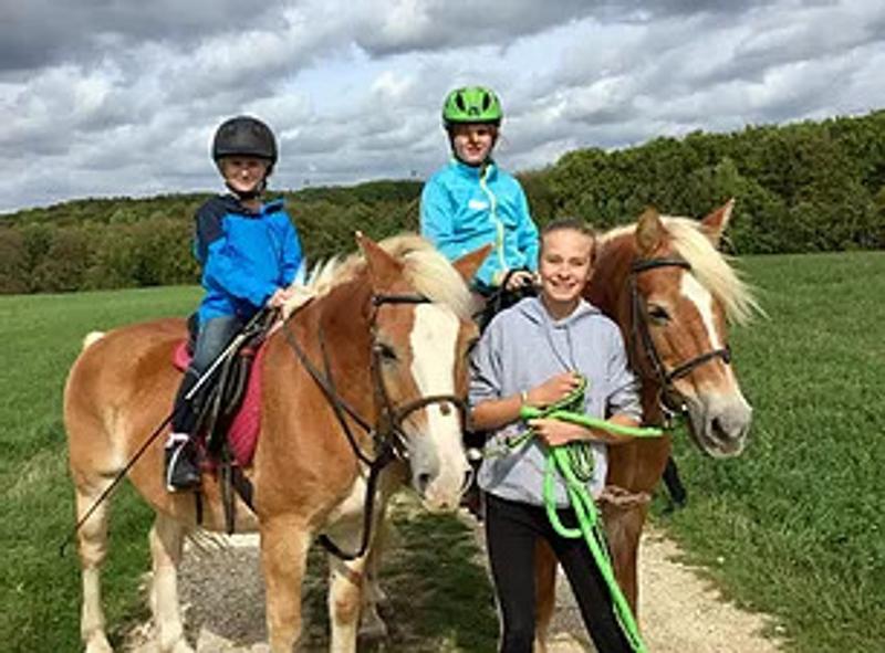 Kinder der Reiterferien für Kinder reiten