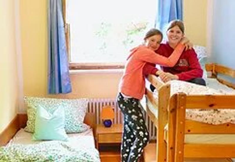 Kinder der Reiterferien für Kinder sind zusammen im Zimmer